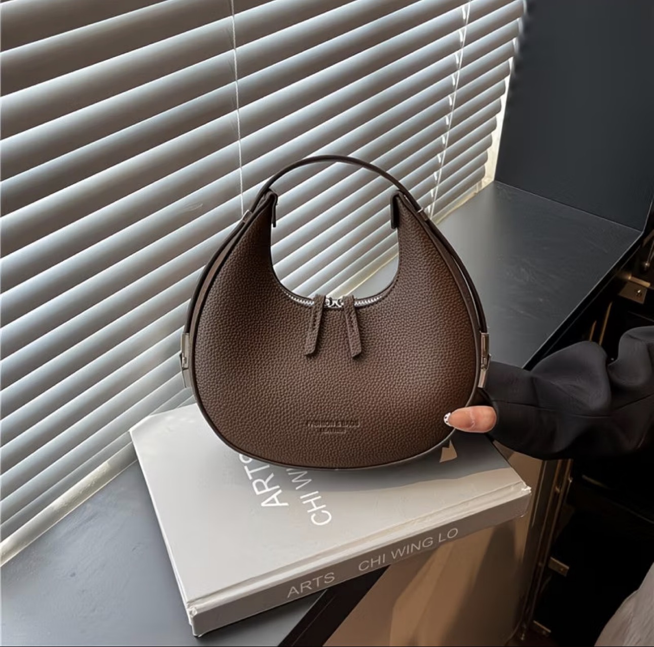 Sac hobo lune cuir grainé style luxe femme