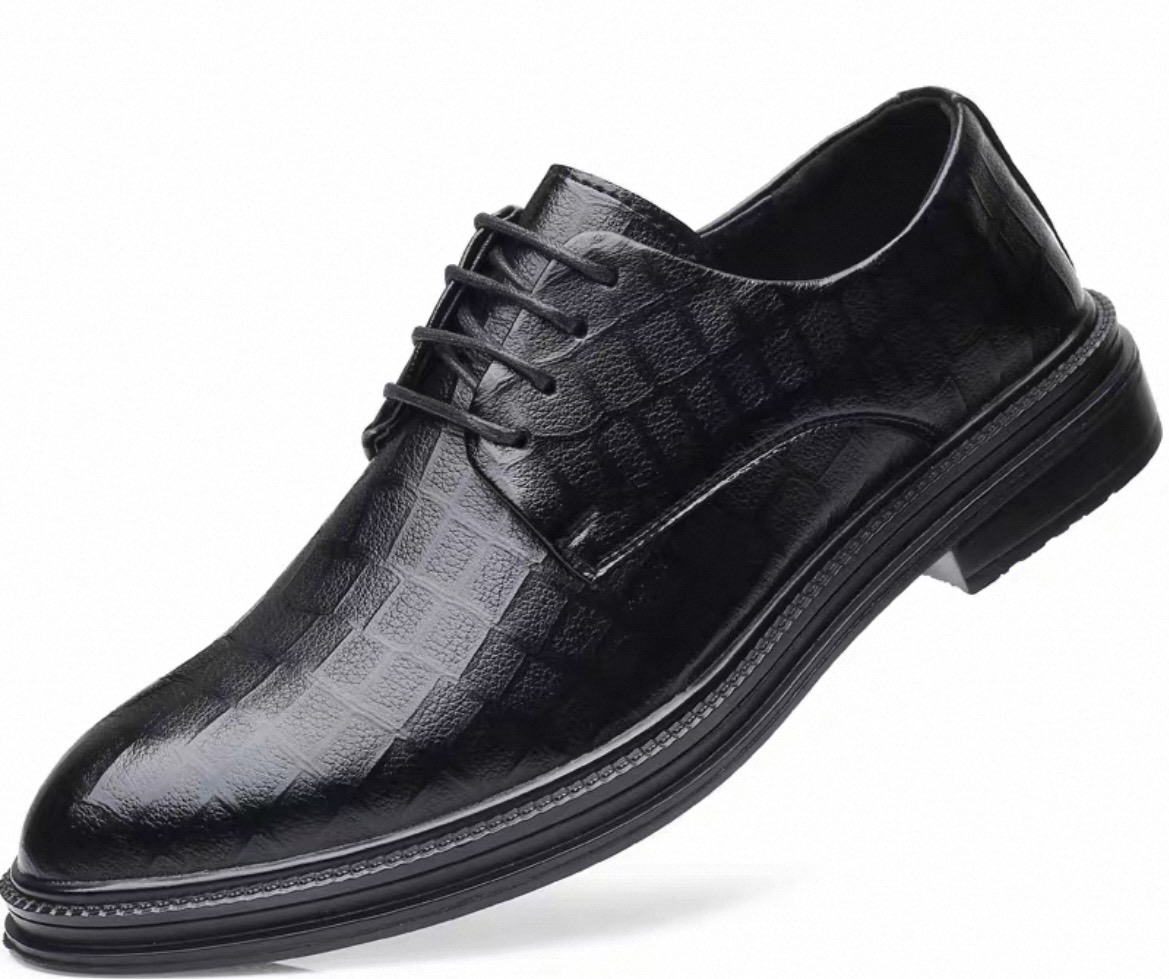 Chaussure de ville pour homme, de style Derby ou Richelieu revisité avec une touche moderne.