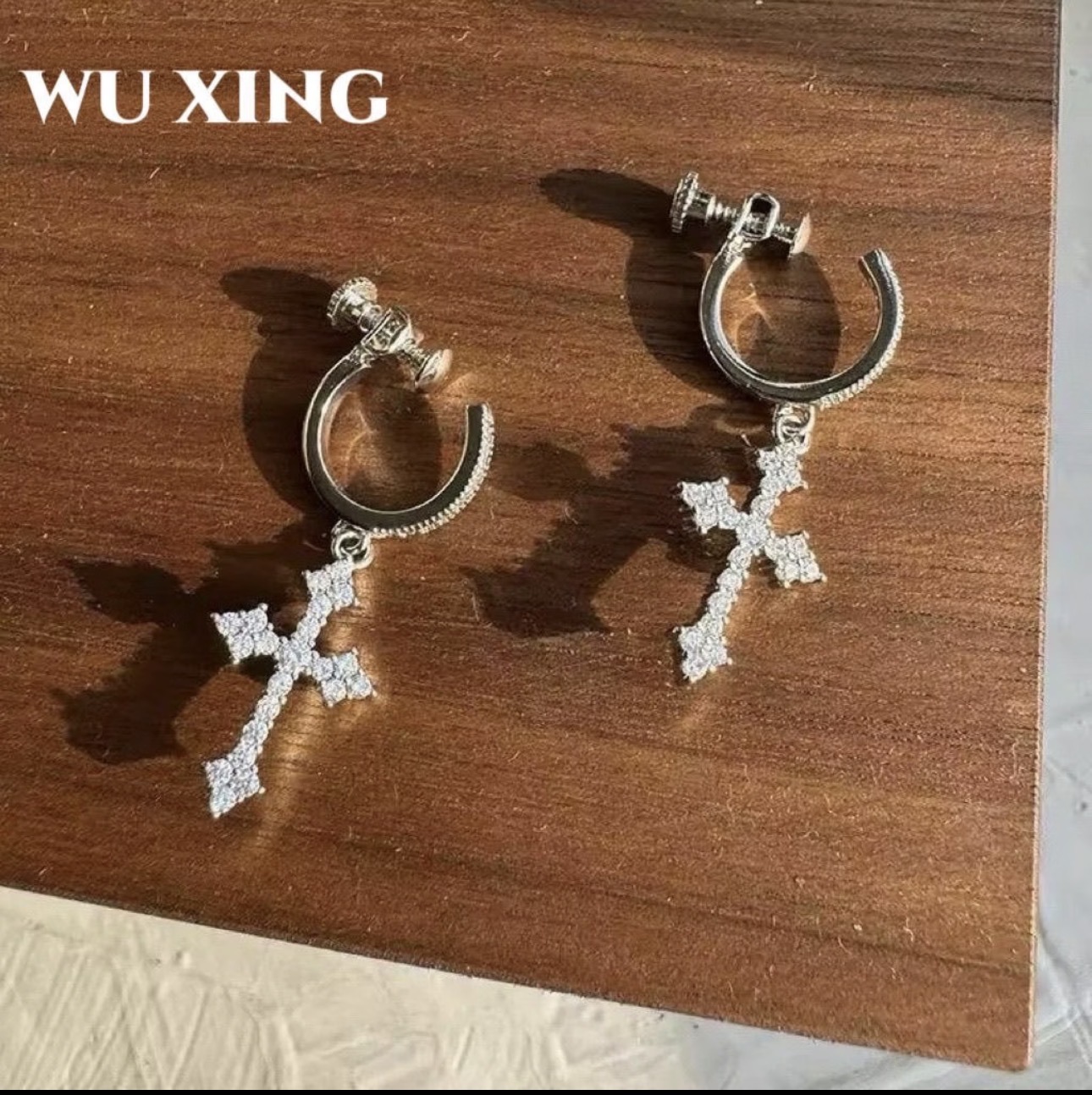 Boucle d'oreille clip croix strass (paire)