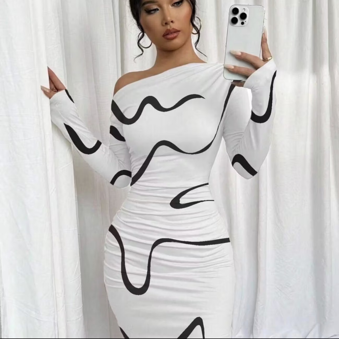 Robe midi asymétrique épaule nue, manches longues, imprimé courbes abstraites, taille plissée