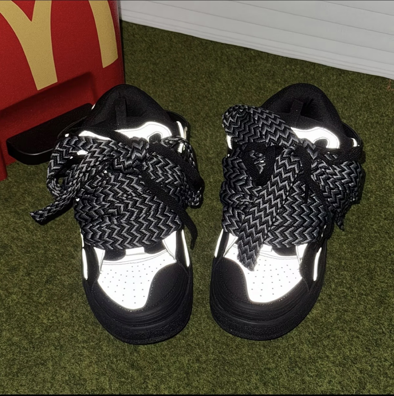 Sneakers "Black Edition" à lacets oversize, style streetwear