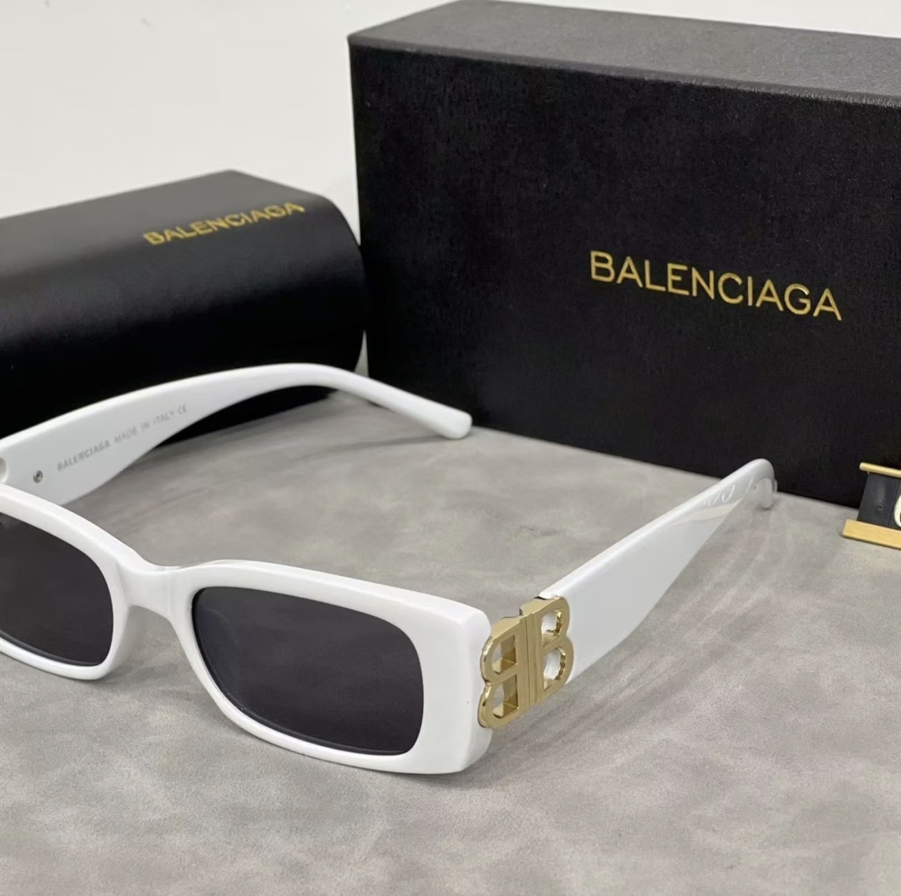 Lunettes de soleil Balenciaga rectangle logo BB doré