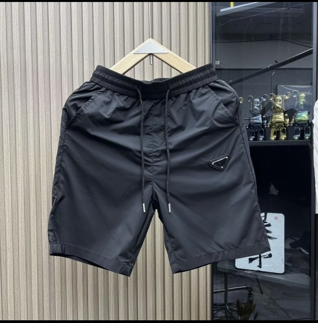 Short de ville casual noir à logo triangulaire
