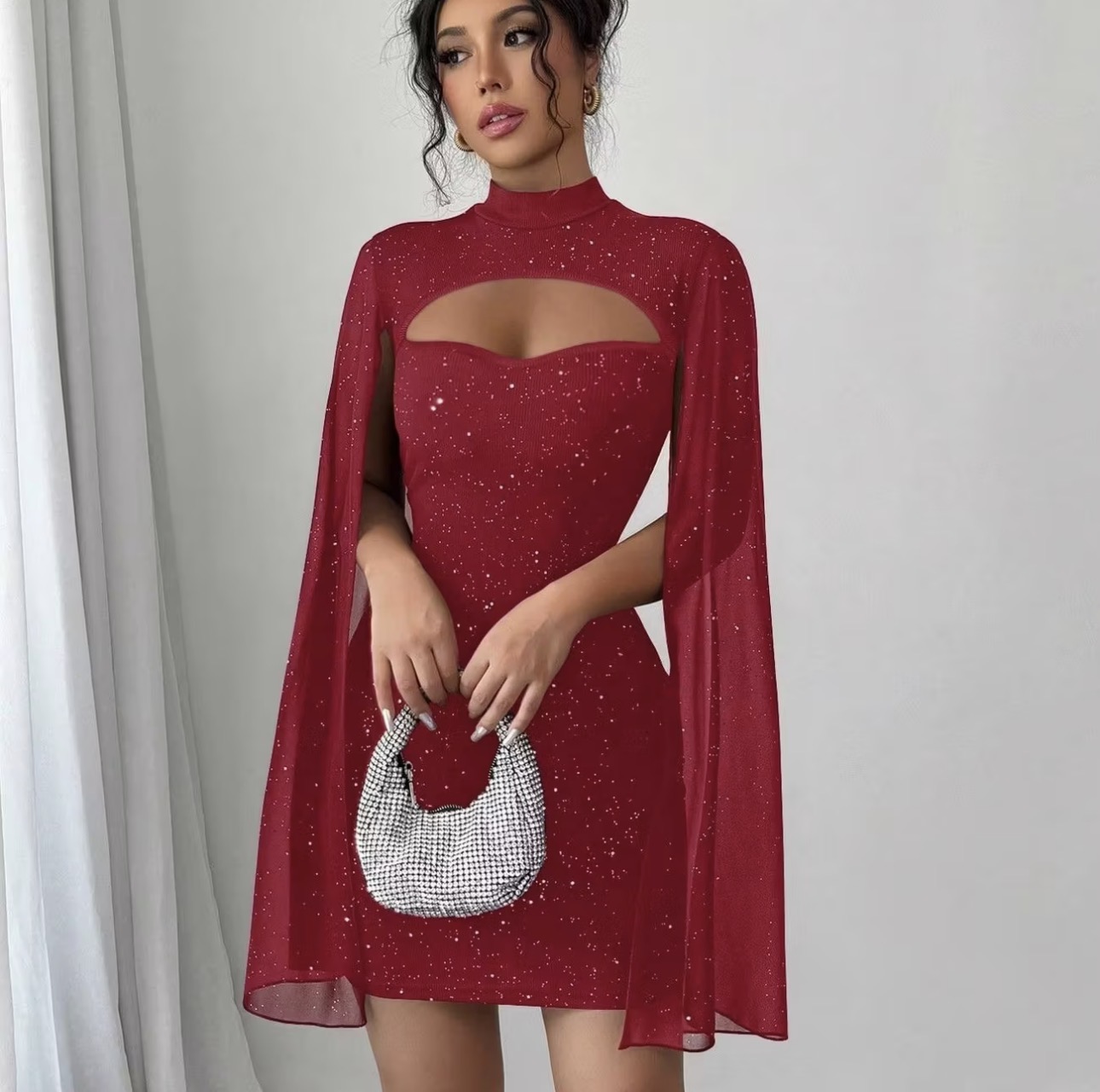 Robe pailletée à col montant, découpe poitrine, manches cape en résille fluide