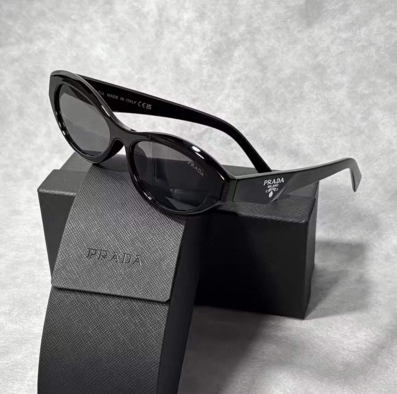 Lunettes de soleil Prada modèle ovale vintage femme