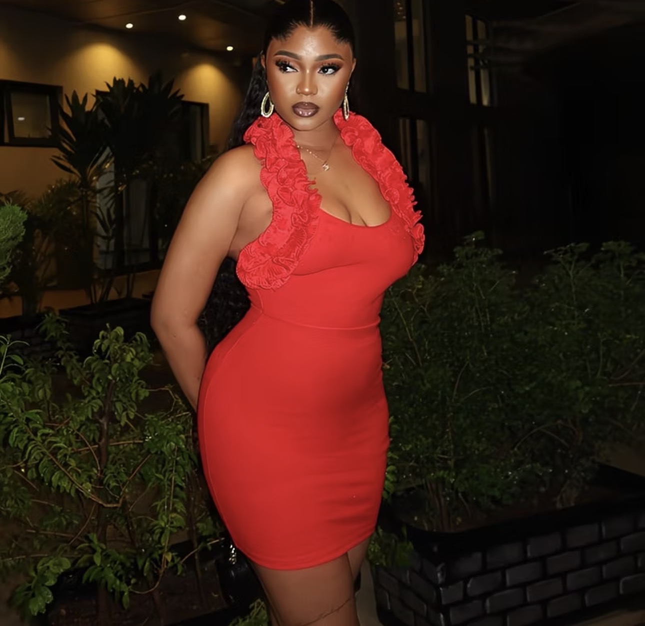 Robe bodycon sans manches, col avec volants brodés, mini robe moulante rouge