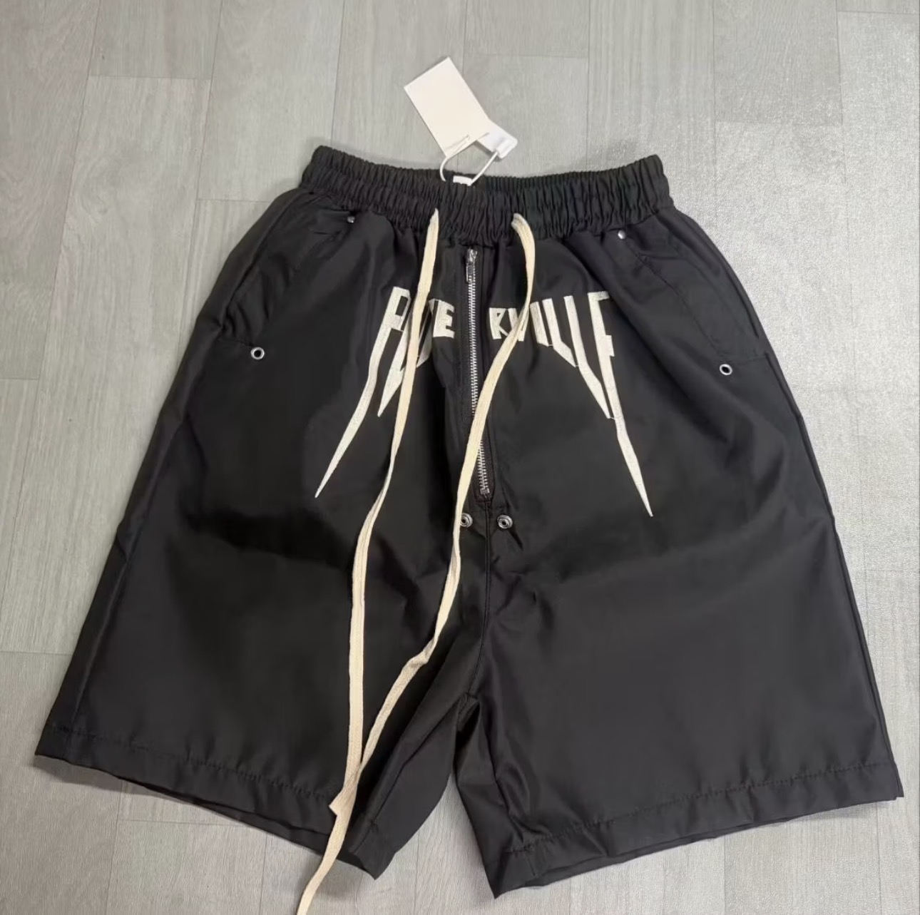 Short homme style streetwear à logo typographie gothique fermeture zippée