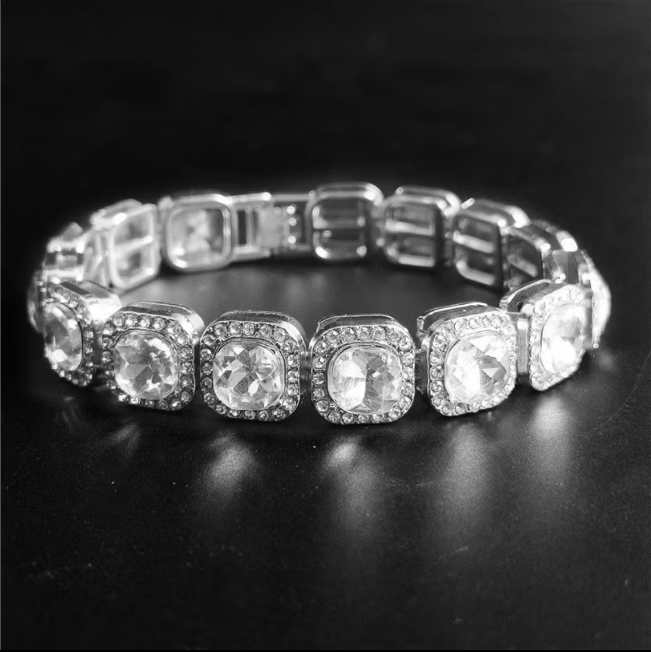 Bracelet hip-hop pierres carrées serties Description courte