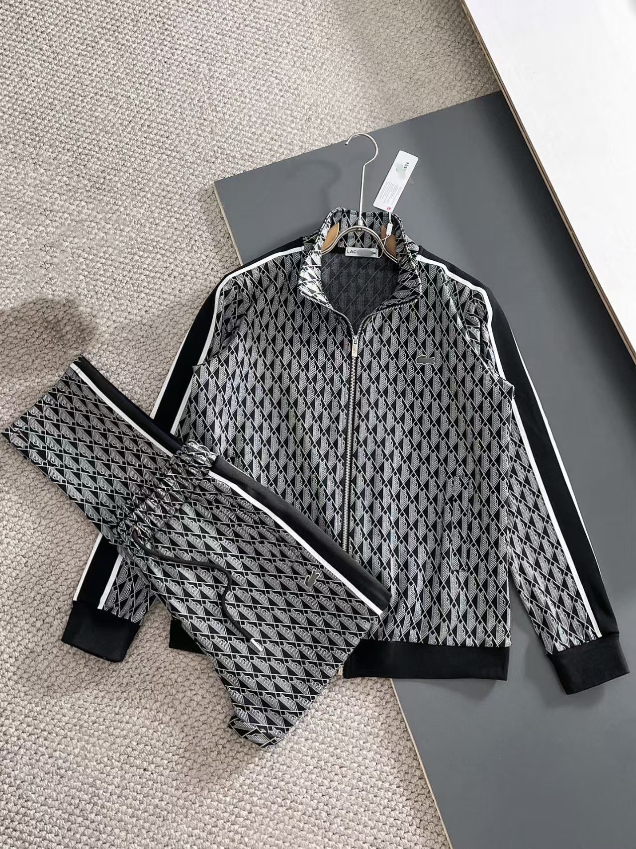 Cet ensemble deux pièces (veste zippée + jogging) allie style minimaliste et confort premium, avec des finitions signées BOSS.