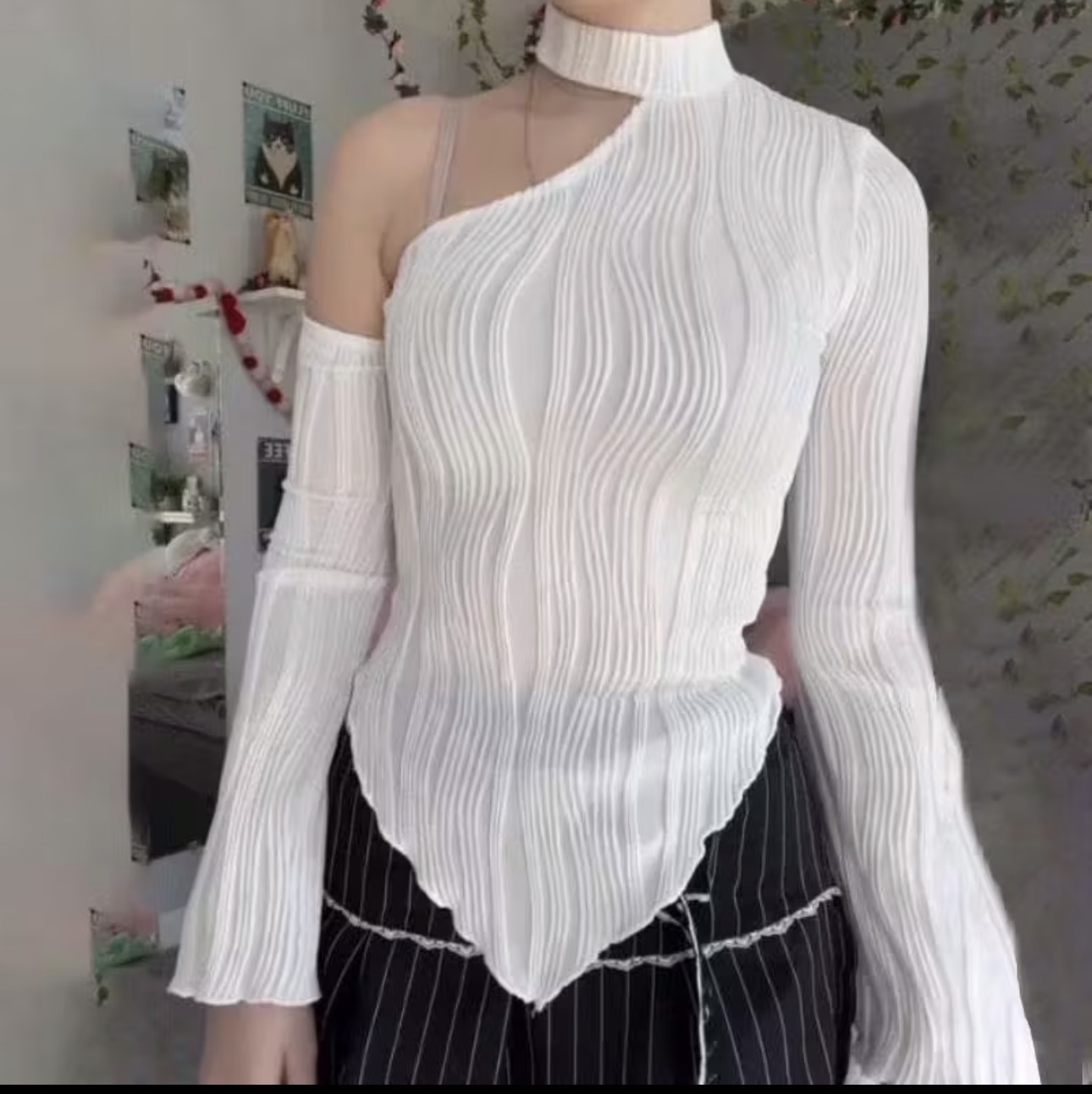Top asymétrique épaule dénudée, col choker, texture plissée, manches cloche longues, ourlet en pointe